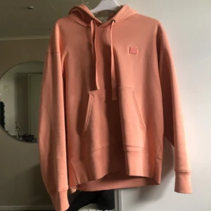 Acne Studios Hoodie - Hoodie från Acne Studios. Min pojkväns men är för liten för honom och jag använder den inte. Sparsamt använd. Kom med bud, frakt betalas av köparen