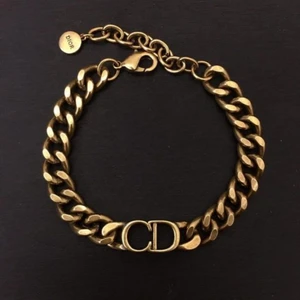 Christian Dior sett - Säljer mitt dior sett helt oanvänt då det inte kmr till användning eftersom jag inte är en guld person 18k guldplaterat 😔