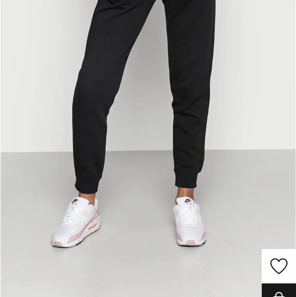 Säljer mina supersköna Nike byxori storlek S. Dom är i använt skick och därmed lite noppriga. Säljer dom därför för 150kr, nypris 450kr. Jeans & Byxor.