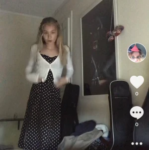 Klänning - Jag säljer min jättefina klänning i storlek 34. Den e som i nyskick men har en del skavanker.