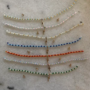 ⚡️⚡️⚡️ - Kan göras både som armband och halsband! Armband: 25kr, halsband: 30kr! Frakten blir på ca 9kr. ⚡️💛⚡️💛