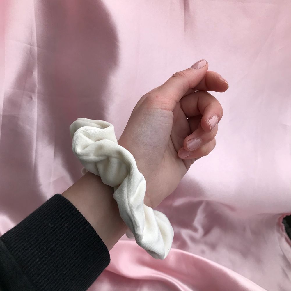 Dessa vackra scrunchies är handgjorda och har en bra kvalitet! Tyget är av sammet! Kontakta gärna mig via Instagram dm: sparkle_vibes_shop för att se nöjda kunder, fler bilder, mer info❤️. Accessoarer.