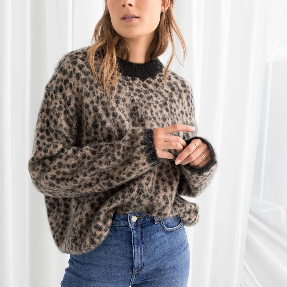 Jättefin leopard knit sweater från &otherstories. använd endast 2 gånger. Storlek S men passar både mindre och större. Skickas spårbart för 66kr, eller mötas upp. köparen står för frakten. . Stickat.