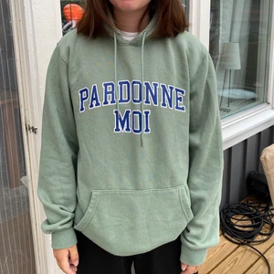 Hoodie med tryck - Jag säljer denna fina hoodie åt min brorsa som vill bli av med kläder han inte använder längre. Här ser ni en bild på hur hoodien sitter på mig och en bild på hur den sitter på honom. Han köpte den på Carlings för ca 1 år sedan men den har inte kommit till användning den är alltså i toppenskick. Skriv till mig direkt om du är intresserad💓💓