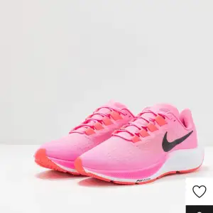 Säljer ett par löparskor i färgen rosa. De är från Nike och märket är Pegasus 37. De har endast används ett fåtal gånger och säljer pga att jag har ett par andra och därav har de inte kommit till så mycket användning.
