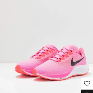 Nike löparskor  - Säljer ett par löparskor i färgen rosa. De är från Nike och märket är Pegasus 37. De har endast används ett fåtal gånger och säljer pga att jag har ett par andra och därav har de inte kommit till så mycket användning.