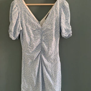 Ljusblå klänning i storlek M 300kr frakten ingår  - Supersöt klänning men är tyvärr alldeles för kort för mig 