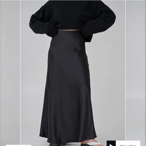 Josefin HJ satinkjol  - Slutsåld hos NAKD. Satinkjol från Josefin HJ x NAKD. Inte använd råkade beställa två:)) kommer med prislapp etc 