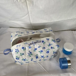 Necessär  - En necessär i modellen ’’Viola’’ som är sydd av 100% återvunnet tyg 💙 kika gärna in min instagram @lily_isola