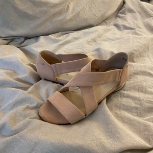 Sandaler - Säljer dessa skitsnygga sandaler från LINEAR. Storlek 38 men passar bra på mig som har storlek 39 också. Endast använda en gång, alltså nyskick! Skriv privat för mer info och mer bilder☺️ Köparen står för frakten!