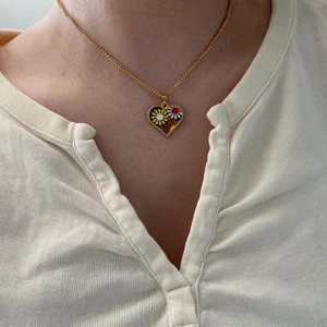 Handgjort halsband  - GRATIS FRAKT🖤@bladhsmycken på Instagram 