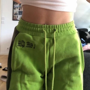 I am gia mjukisbyxor - Köpta för ca 630 + frakt på I AM GIA, slutsålda och finns ej kvar att köpa. Köpare står för frakt 💕i storlek xxs men passar mig som har xs/s