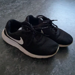 Nike skor 35,5 - Användt ett par ggr och ser rätt så nya ut, dem är inte sönder eller nått.