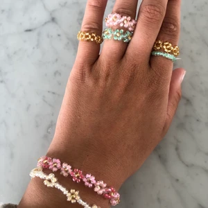 Pärlsmycken - Jag säljer nu ringar, armband, halsband och fotarmband på instagram, @maell.jewelry. Gå in och checka för att se vilka färger och modeller som finns och skriv i DM på instagram om ni är intresserade!⚡️⚡️🌼🌼