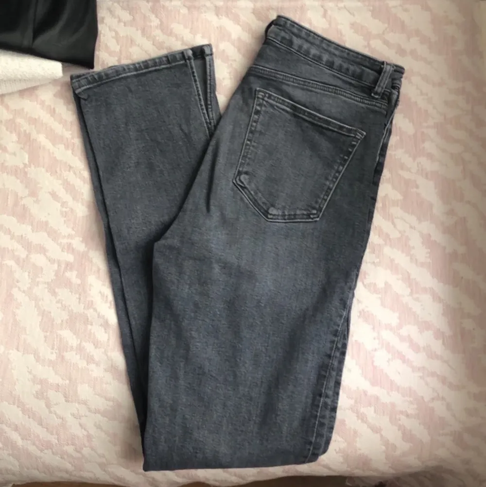 Zara jeans med slit storlek 42 (passar 40). Frakt tillkommer . Jeans & Byxor.