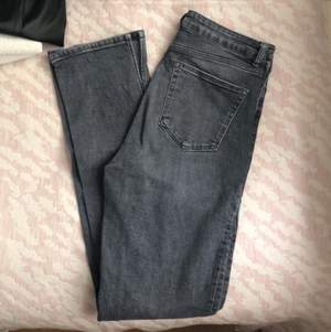 Zara jeans med slit storlek 42 (passar 40). Frakt tillkommer 