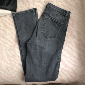 Zara jeans med slit  - Zara jeans med slit storlek 42 (passar 40). Frakt tillkommer 