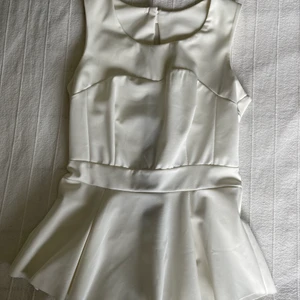 Vit topp - Söt vit topp i Strl XS/S, används ca.3 gånger endast så är som i nyskick. Står ej vad det är för märke men den är köpt i en mindre butik i Stockholm, på tvättrådet står det är att den är tillverkad i Italien. Skicka iväg ett meddelande om ni vill ha fler bilder! ☺️