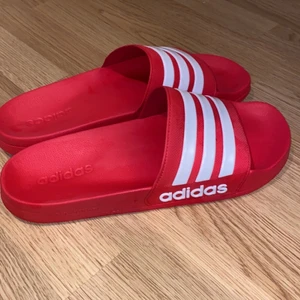 Adidas tofflor  - Använda 1 gång
