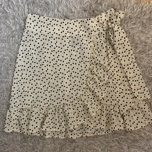 Jättesöt omlottkjol - Oanvänd omlottkjol i ett jättefint mönster. Stl Xs. Säljer för 100 kr inkl frakt, pris kan alltid diskuteras 