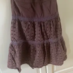 Fin y2k indie kjol som är helt underbar! Tyvärr för liten för mig då det är en storlek 134. Men passar nog XS och mindre. Midja: 34 cm (tvärs över) Längd: Ca 55 cm. ❤️ Är medium brun färg. Köparen står för frakt! :))