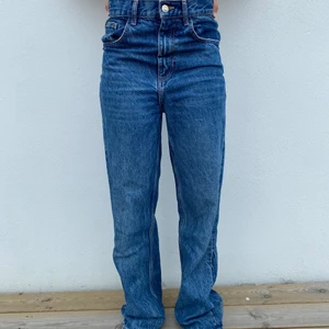 Blå jeans från zara - Super sköna jeans men en loose fit. 