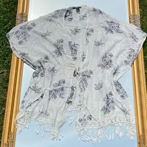 Fin broderad kimono/kofta från forever 21, köpt i USA. Perfekt som coverup på stranden! Använd 1 gång! Köp flera plagg och få paketpris!🤩