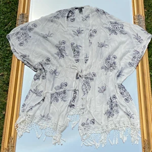 Kimono från forever 21 - Fin broderad kimono/kofta från forever 21, köpt i USA. Perfekt som coverup på stranden! Använd 1 gång! Köp flera plagg och få paketpris!🤩