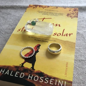 Ringar  - Tre stycken ringar, två vanliga och en äkta kristal ring med kristallen aveturin. Helt oanvända. Skulle säga att ringarna passar någon med normalstora fingrar, ungefär s-m 💕💕 en ring för 40, två ringar för 70, tre ringar för 100kr. Kan skicka fler bilder privat ifall så önskas. 