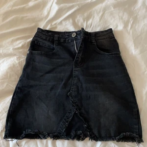 Svart jeanskjol i storlek 34 från chelsea - Köpte denna kjol för 299kr. Den är fortfarande i väldigt bra skick. Men kan inte använda för den är för kort för mig.