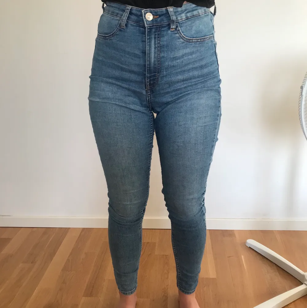 Säljer nu mina jeans från hm. Väl använda men i bra skick! Högmidjade jeans.. Jeans & Byxor.