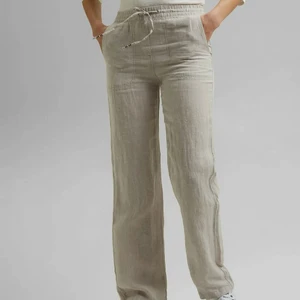 Linnebyxor - Säljer dessa trendiga linnebyxor från Esprit, använda fåtal gånger. Strl 40 men skulle säga att de passar både mindre och större storlekar, beroende på passform.                               