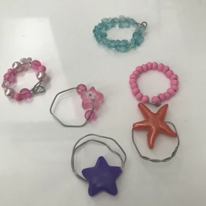 Egengjorda ringar - Stängda ringar gjorda av ståltråd med olika pärlor. Andra bilden visar hur den ser ut på och hur man kan matcha! Ringarna är stängda men passar de flesta fingrar 🥰