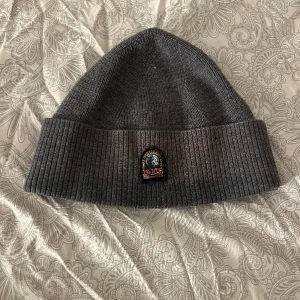 Parajumpers mössa  - Köptes för ett par år sedan i kidsbrandstore, den har en fläck framtill men det är inte något som syns mycket i verkligheten.🌸  