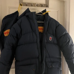 fjällräven jacka - fjällräven jacka i superfint skick verkligen,knappt använd💗köpte på vinted men den passade tyvärr inte mig, tror den är herrmodell men ska inte vara några jättestora skillnader! detta är den tjockare varianten🫶🏻BYTER GÄRNA till mindre strl,bara att skriva🥰