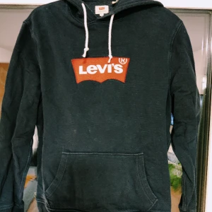 Levis hoodie - Levis hoodie använd men den är ändå skön och fräsch. Storlek M Mörkblå. Kolla andra annonser för splitternya varor m.m.