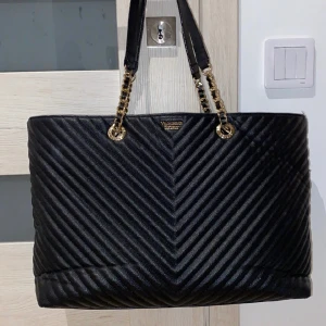 Väska från Victoria’s Secret - Väska från Victoria’s Secret. Får plats med en dator. Annorlunda och supercool. I fin skick.