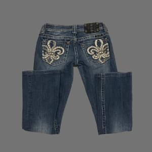 Lågmidjade bootcut miss me jeans - Otroligt fina lågmidjade bootcut miss me jeans i storlek 26!😍 Finns en fläck på låret, se sista bilden! midjemåttet: 36cm innerbenslängd 70cm PS; KOLLA IGENOM MITT KONTO NI KOMMER HITTA MÅNGA Y2K OCH VINTAGE PLAGG!