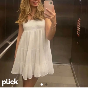 Zara volang klänning - Säljer denna as fina klänningen som kan vara så fin med en kofta eller något över! Jätte fin till sommaren säljer pga lite för liten💗(Lånad bild) Defekt är att den är skrynklig men går nog lätt att fixa! Nypris 400