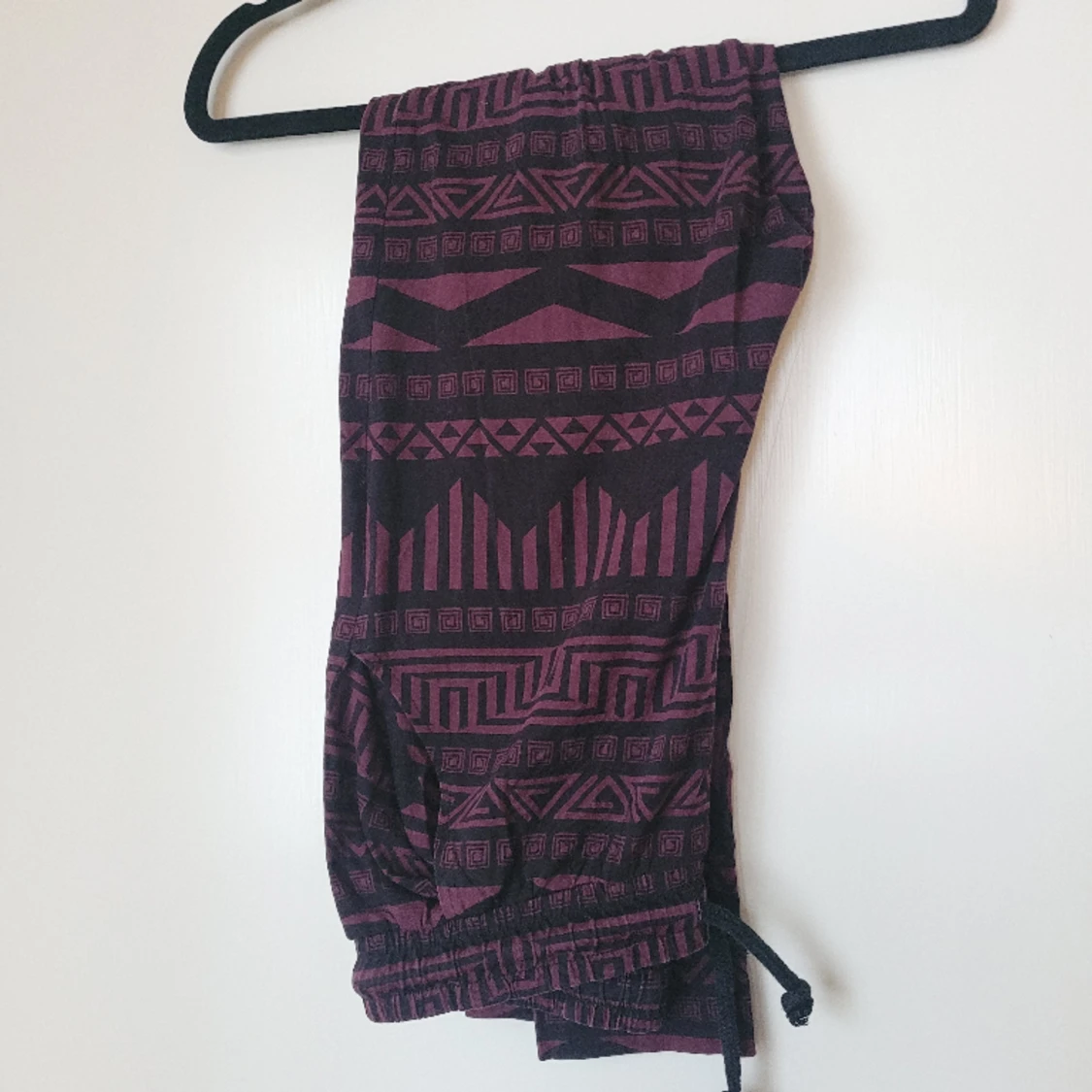 Byxor mönstrade lila/svart