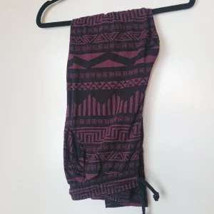 Byxor mönstrade lila/svart - Mjuka Honewear Pyjamasbyxor supersköna. Etnuskt mönstrad lila svart. Divided stl.XS. Begagnade 