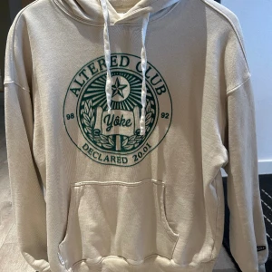 Hoodie  - Vit och grön hoodie från yoke.  Priset kan diskuteras!