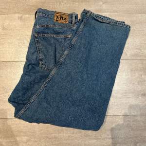 Säljer dessa blå jeans o god kvalite Priset kan diskuteras