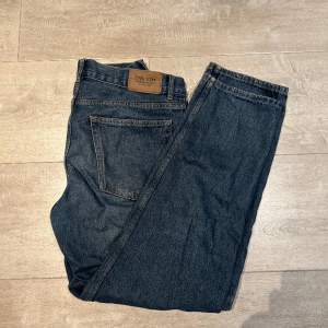 Säljer dessa mörkblåa jeans i god kvalite Priset kan diskuteras