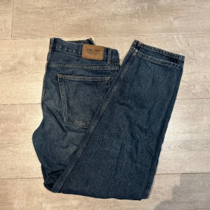 Loose fit jeans  - Säljer dessa mörkblåa jeans i god kvalite Priset kan diskuteras