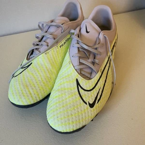 Fotbollsskor  - Nike phantom använda en säsong. Gräs och konstgräs. Storlek 41. 