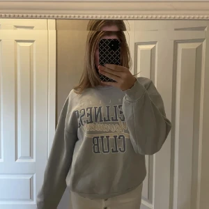 Blå sweatshirt  - Knappt använd sweatshirt från Gina tricot 