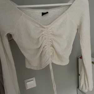 Vit topp - Vit topp från Gina tricot. Fint skick. Tror det är storlek xs men är inte helt säker. Sitter i alla fall som en xs. Använd gärna köp nu😊