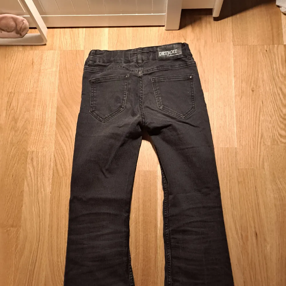 Säljer dessa svarta lowaist jeans som inte passar längre. Jeans & Byxor.