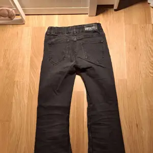 Säljer dessa svarta lowaist jeans som inte passar längre